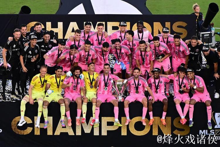 泪目！梅西用总冠军送别2好友+采访动情致敬 4家人携奖杯温馨合影